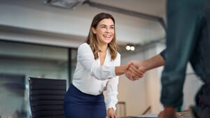 a client shaking hands with an insurance agent at Smithfield Insurance